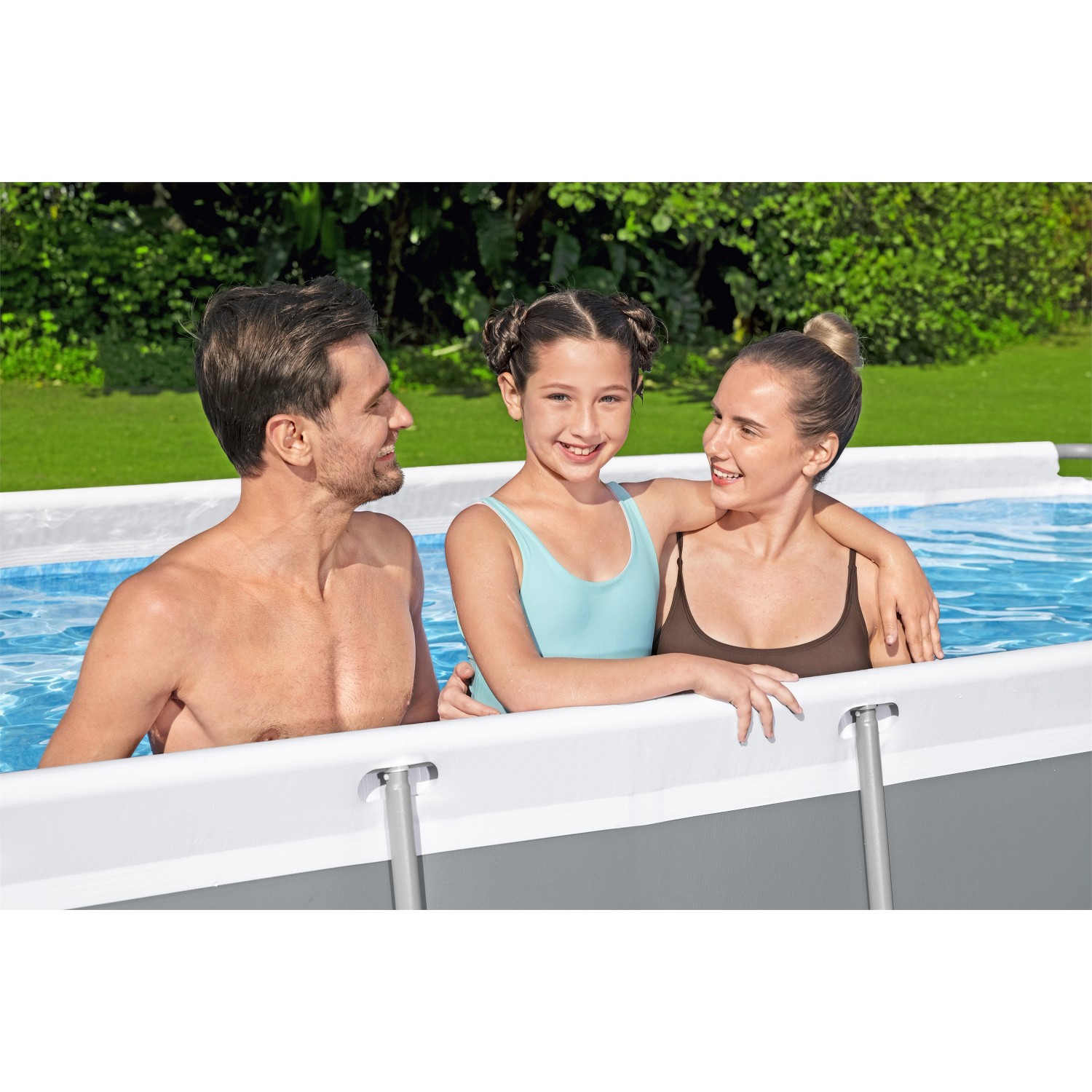 Familie im Bestway Stahlrahmenpool. Eckiger Pool mit Stahlrahmen, grau, mit Poolleiter.
