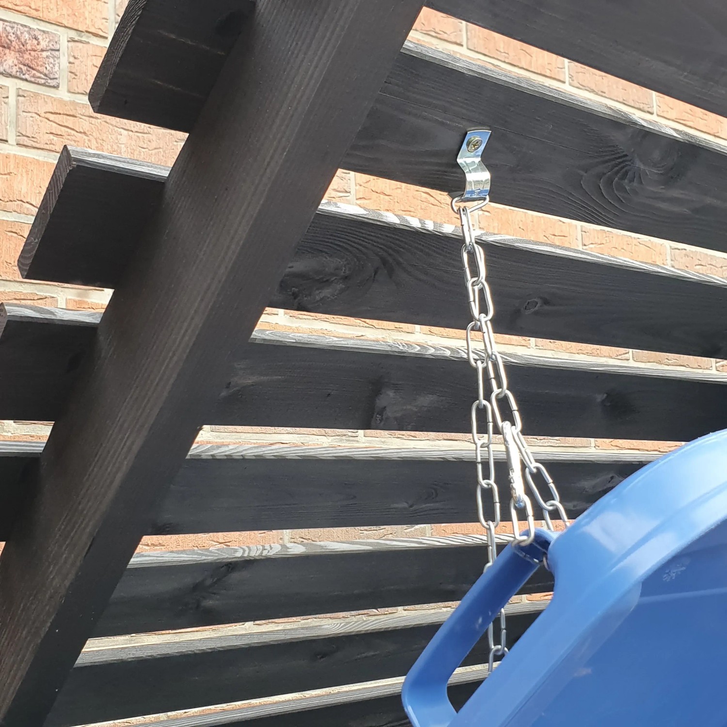 Detailansicht Mülltonnenbox Vario III Anthrazit: Kette zur Deckelöffnung.