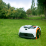 Segway Navimow Mähroboter i105E auf Rasen. Kabelloser Rasenroboter in Grau mit orangen Akzenten.