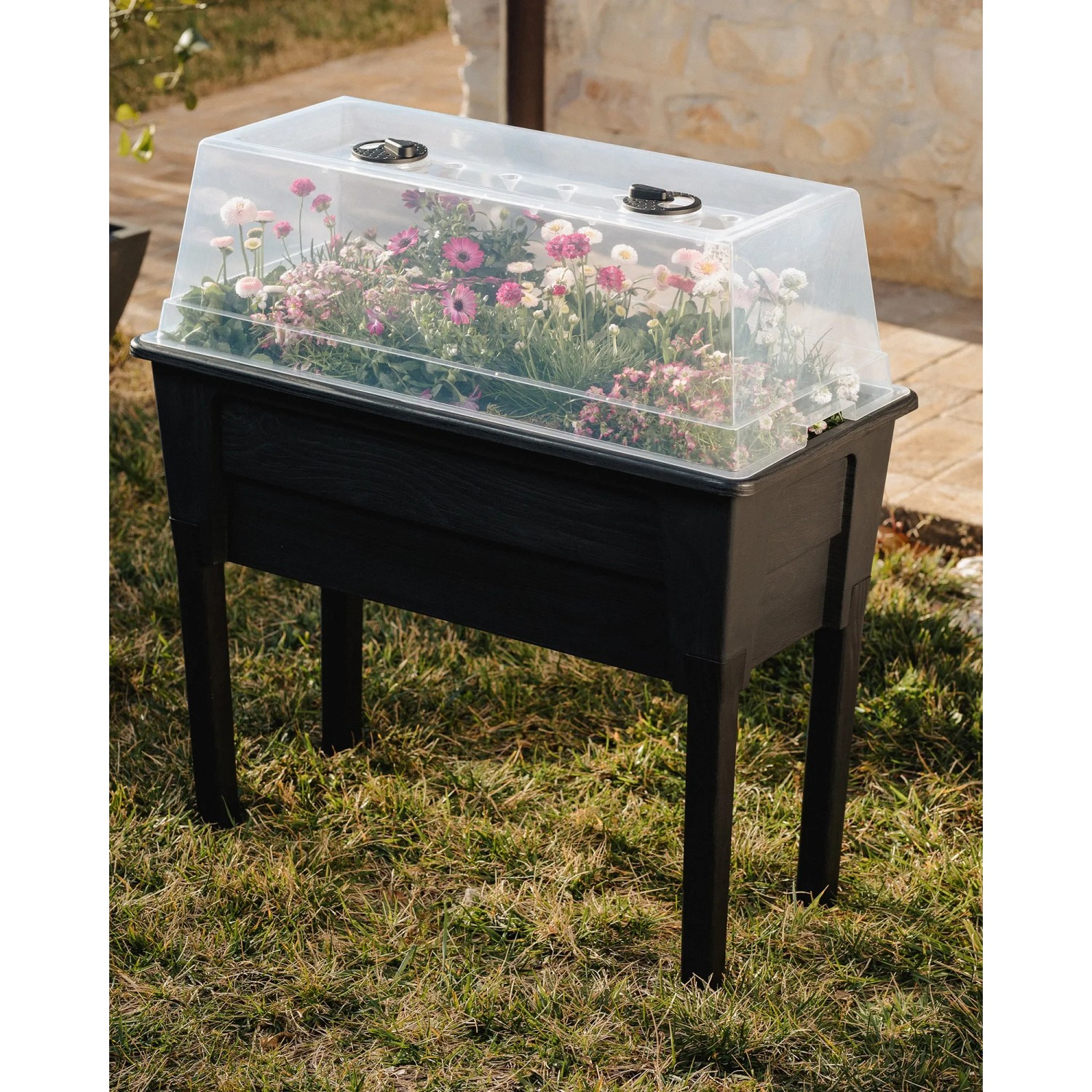 Anthrazitfarbenes Ondis24 Hochbeet Victoria mit Frühbeetaufsatz und bunten Blumen im Garten.