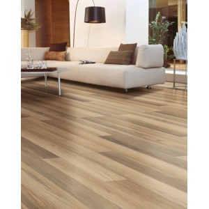 Kaindl Comfort Laminat 7 mm Eiche Petrona im Wohnzimmer. Heller Laminatboden mit authentischer Holzoptik.