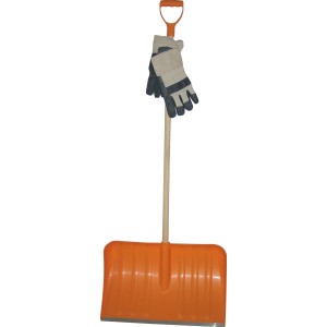 Oranger Kunststoff Schneeschieber mit Holzstiel, D-Griff und Handschuhen.