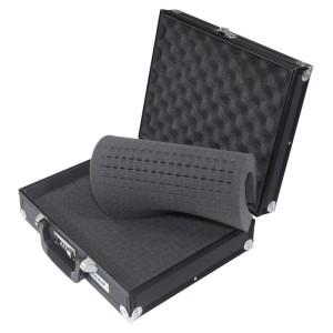 Offener schwarzer HMF Alukoffer mit flexiblem Rasterschaumstoff, Noppenpolsterung und Zahlenschloss. Für sicheren Transport.
