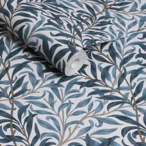 William Morris Vliestapete Willow Bough in Weiß und Blau mit Weidenblattmuster.