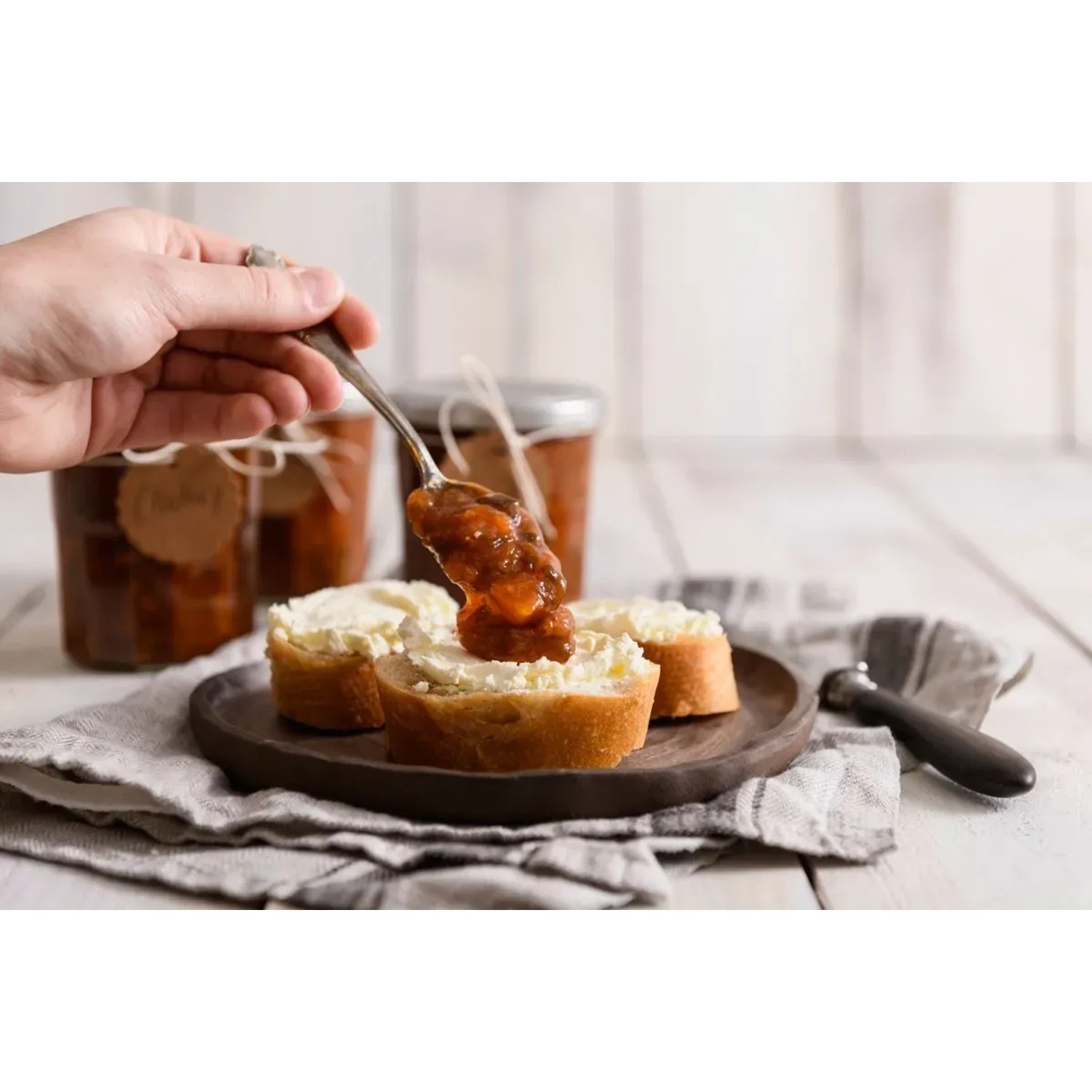 Dr. Oetker Einmachglas (324 ml) mit Marmelade auf Brot. Küchenhelfer zum Einkochen.