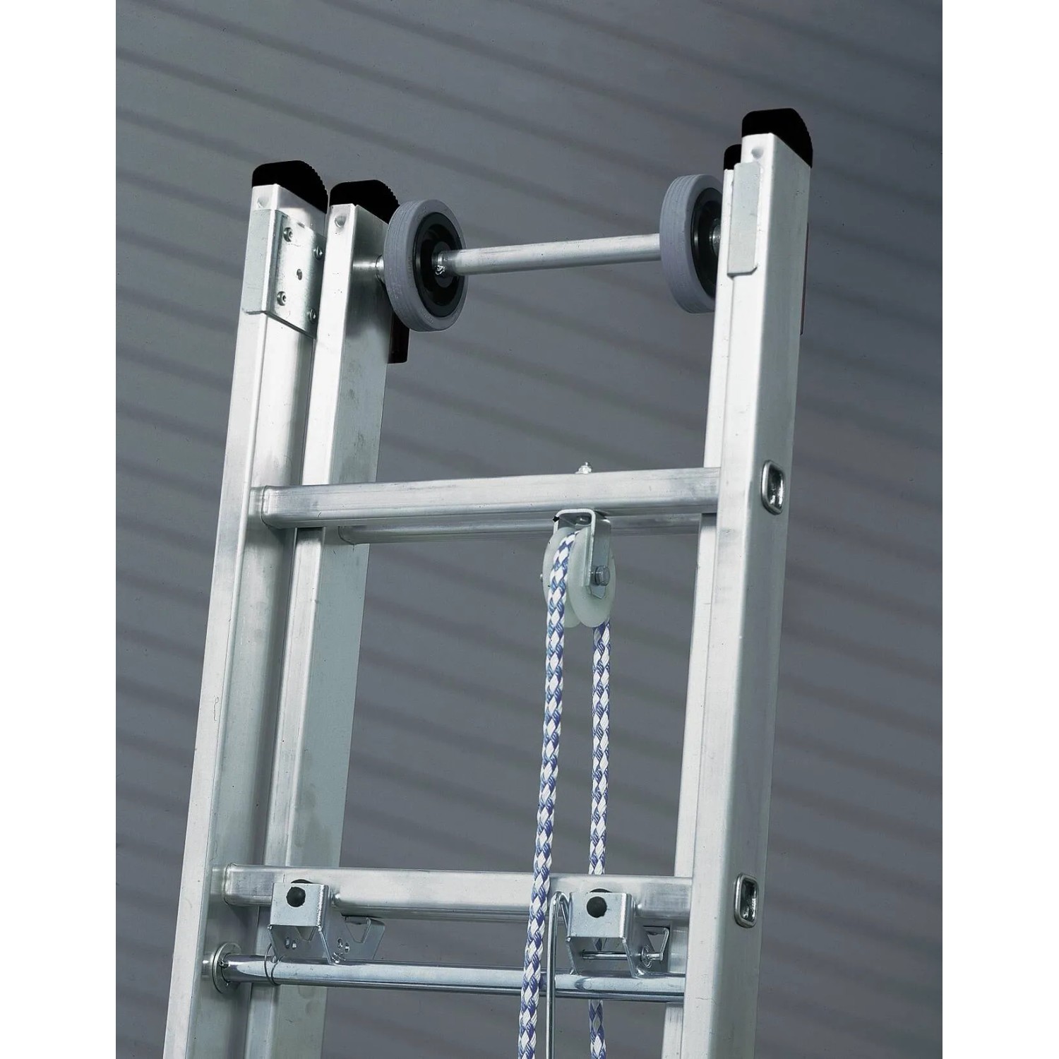 Detailansicht der PROREGAL Sprossen-Seilzugleiter (2-teilig) mit Traverse, 2x18 Sprossen.