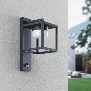 Moderne, alufarbene Lucande Außenwandleuchte Timio mit Bewegungsmelder.