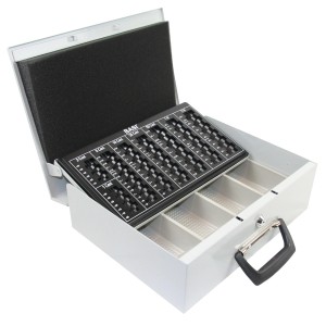 Geöffnete Basi Euro Geldkassette EGK 150 in Grau mit Münzbrett und Geldscheinfächern.