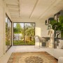 Innenansicht: Palmako Gartenhaus Andrea Slide, grau tauchgrundiert, mit Schiebetür und Einrichtung.
