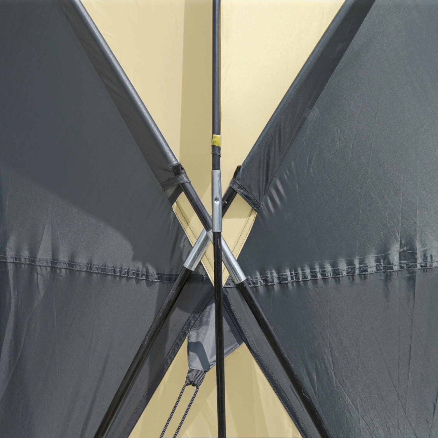 Detailaufnahme vom Gestänge des Bestway Lay-Z-Spa Whirlpool-Pavillons.