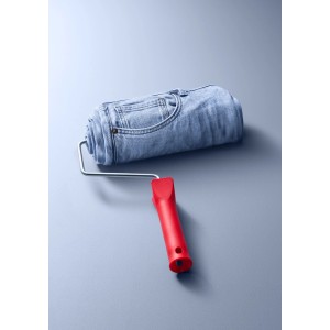 Farbe Denim: Farbwolle mit Jeansstoff auf Farbroller für Wandfarbe.