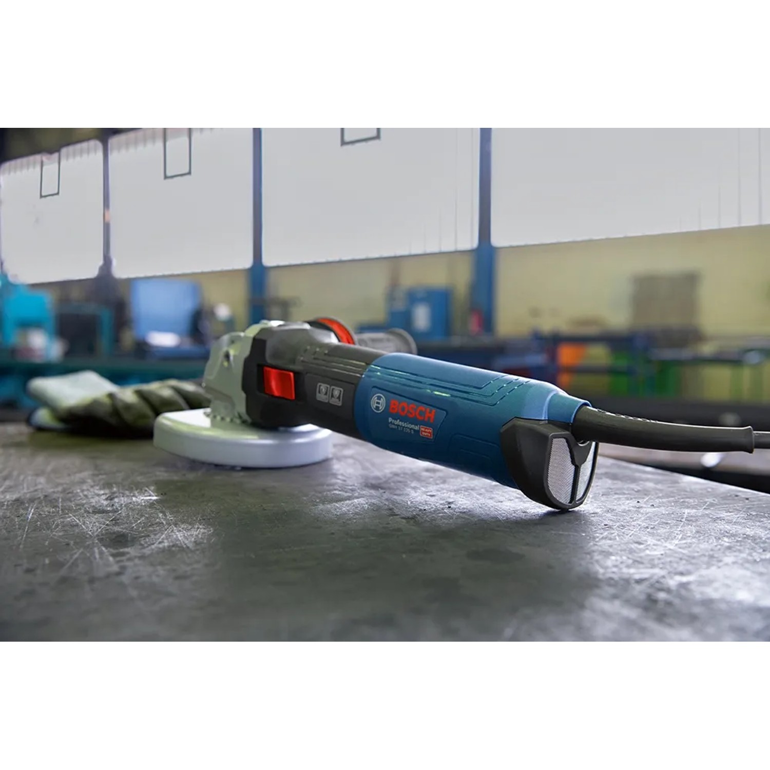 Bosch Professional GWS 17-125 Winkelschleifer, blau/schwarz, auf Werkbank.