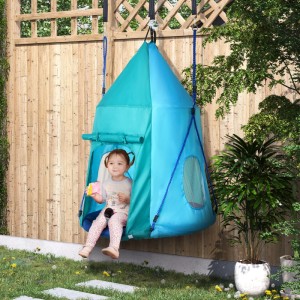 Blaue Kinderschaukel mit Zeltfunktion im Garten, Mädchen sitzt darin. Ideal für Spiel & Spaß im Freien.