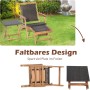 Braune Rattan Sonnenliege mit Holzrahmen, ausziehbarer Fußstütze und passendem Klapp-Beistelltisch im Garten. Platzsparend.