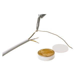 Löten mit LUX Kontaktlötpaste 20g: Lötzinn verbindet Kabel, Dose mit Paste im Vordergrund.