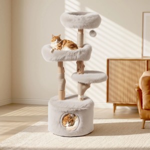 Grauer Kratzbaum mit Naturholzstämmen, Katzenhaus, mehreren Plüsch-Plattformen und zwei Katzen in modernem Wohnzimmer.