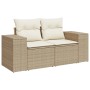 Beige 7-tlg. Garten-Sofagarnitur aus Rattan mit cremeweißen Kissen.