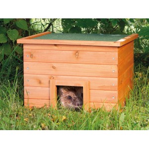Trixie Igelhotel Natura aus Kiefernholz mit Igel im Eingang.