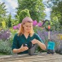Frau montiert Gardena Akku-Regenfasspumpe 2000/2 18V. Gartenpumpe zur Regenwassernutzung.