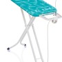 Leifheit Bügeltisch AirBoard Compact M Plus mit blauem Bezug und Bügeleisenablage.