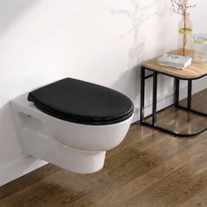 Schwarzer Euroshowers WC-Sitz Soft Close auf wandhängendem WC in modernem Bad mit Holzfußboden.