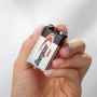 Energizer Max 9V Batterie im E-Block Format, gehalten in einer Hand. Alkali-Batterie für Geräte.