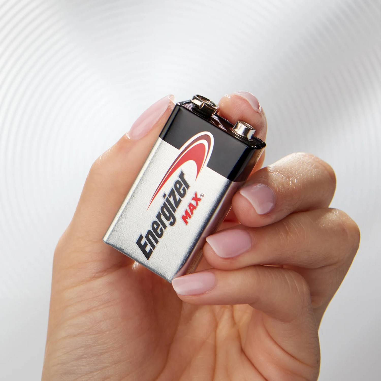 Energizer Max 9V Batterie im E-Block Format, gehalten in einer Hand. Alkali-Batterie für Geräte.