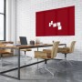 Rotes KARAT Magnetisches Glas Whiteboard 120x150 cm an Backsteinwand über einem Konferenztisch.