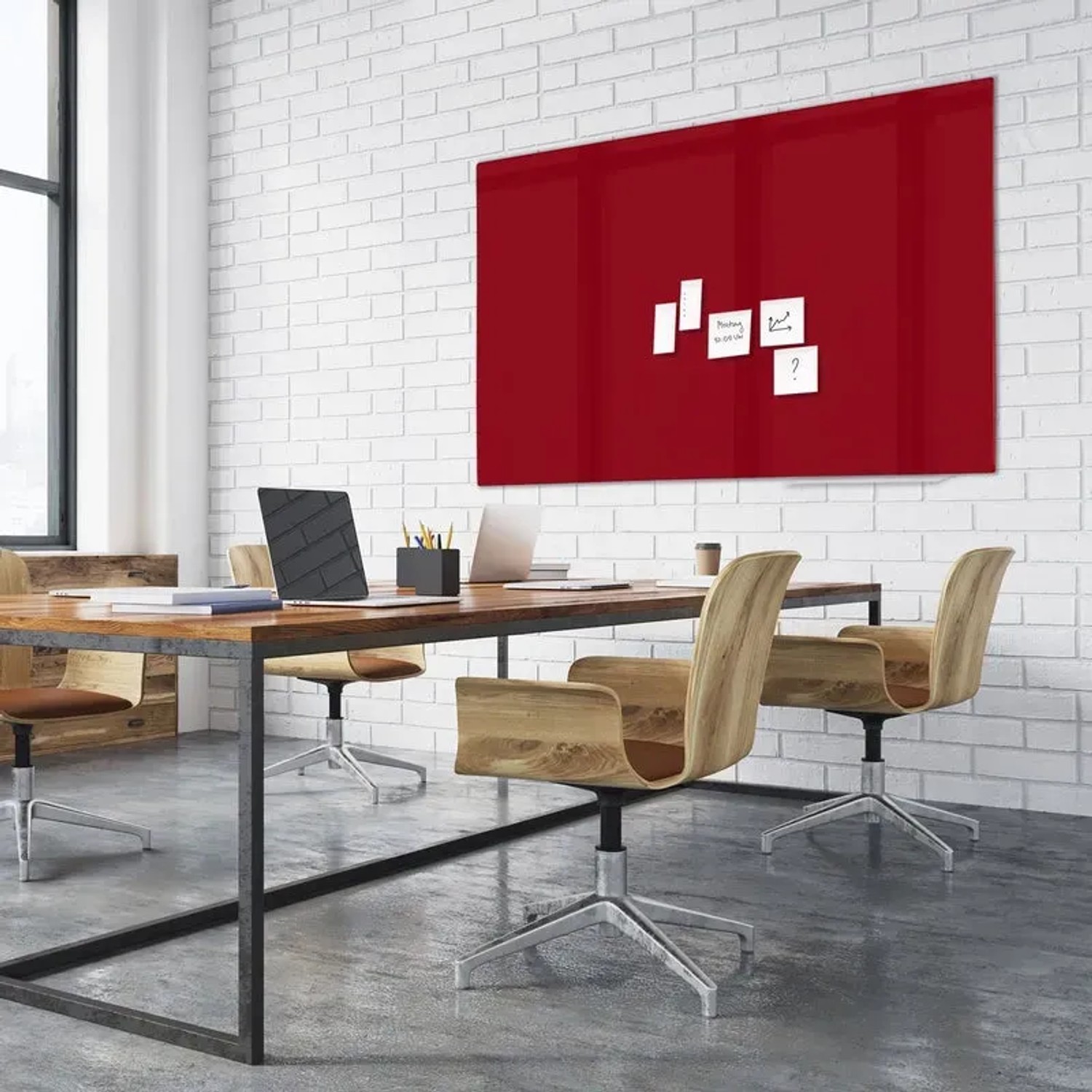 Rotes KARAT Magnetisches Glas Whiteboard 120x150 cm an Backsteinwand über einem Konferenztisch.