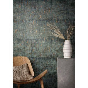Marburg Vliestapete Natural Opulence in Betonoptik Anthrazit mit Stuhl und Deko.