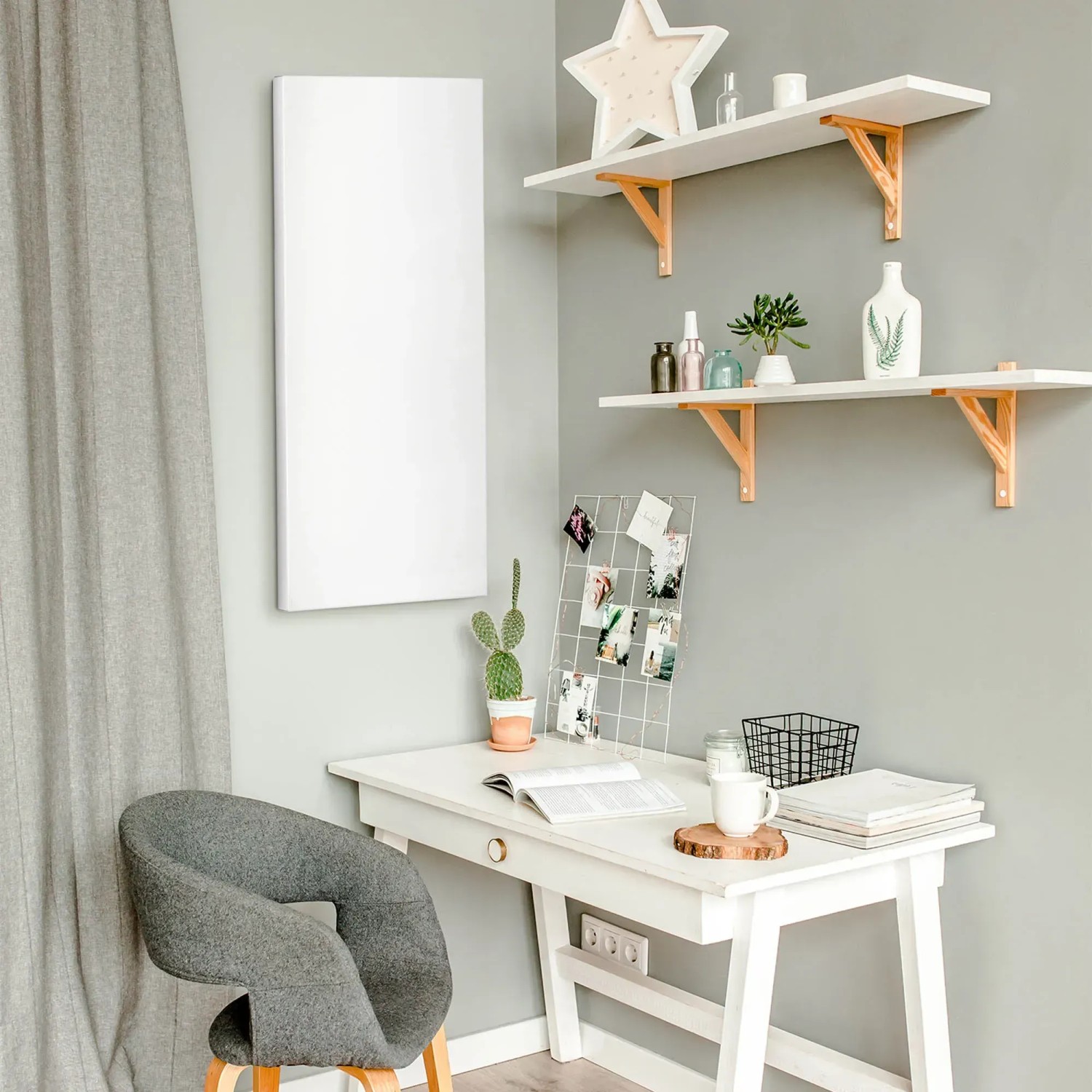 Weiße Banjado Design Magnettafel 75x30cm als Memoboard im Büro.