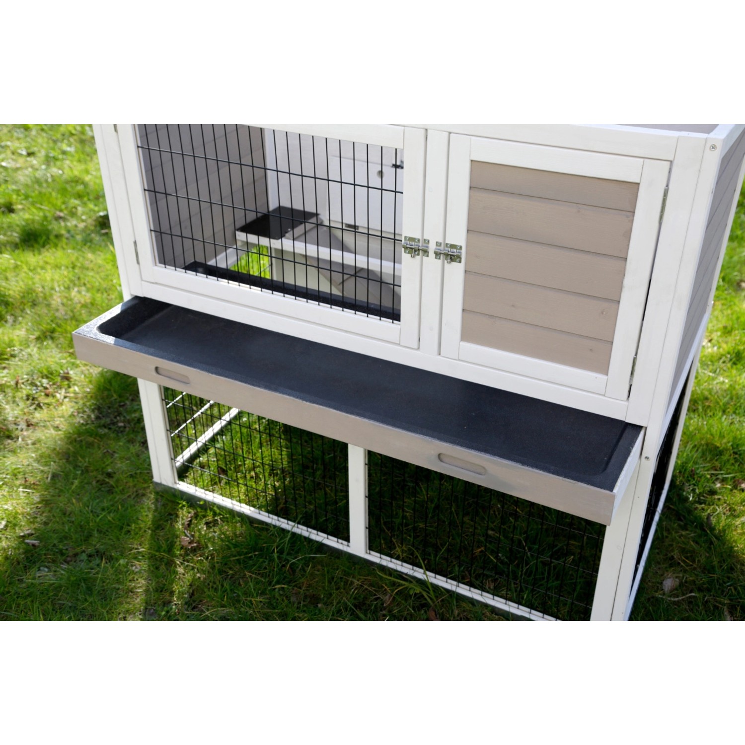 Detailansicht des braun-weißen Kleintierstalls Lucky von Kerbl (100x115x65 cm) mit Bodenrahmen.