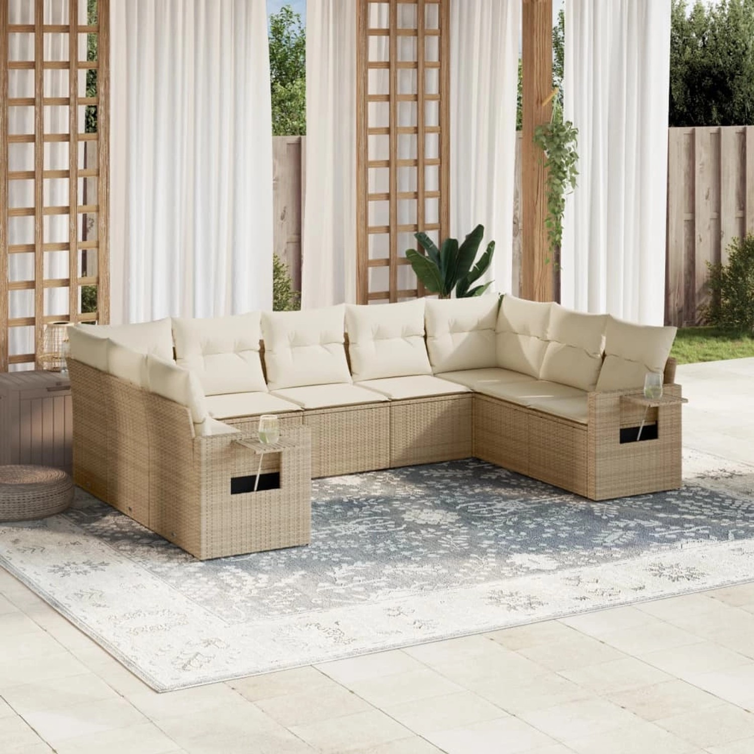Beige 9-teilige Garten-Sofagarnitur aus Rattan mit cremeweißen Kissen.