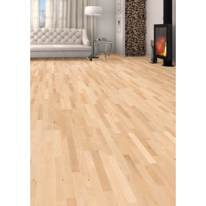 Heller Living by Haro Parkett Schiffsboden Ahorn versiegelt im Wohnraum mit Kamin und Couch.