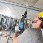 Bosch Professional GBH 2-28 F Bohrhammer im Einsatz beim Bohren in Decke.