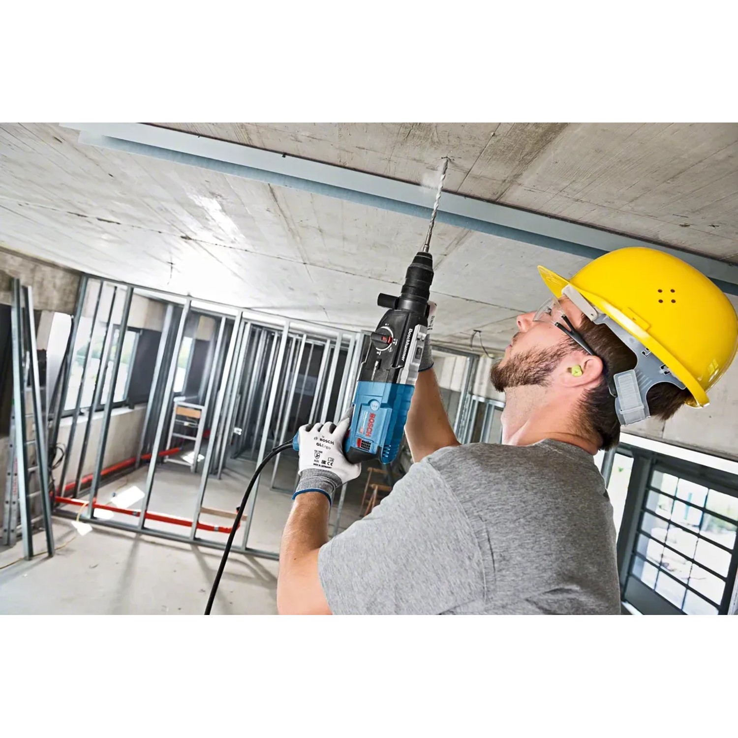 Bosch Professional GBH 2-28 F Bohrhammer im Einsatz beim Bohren in Decke.
