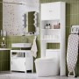 Weißes SoBuy Toilettenregal BZR165-W mit Schrank über WC im Badezimmer.