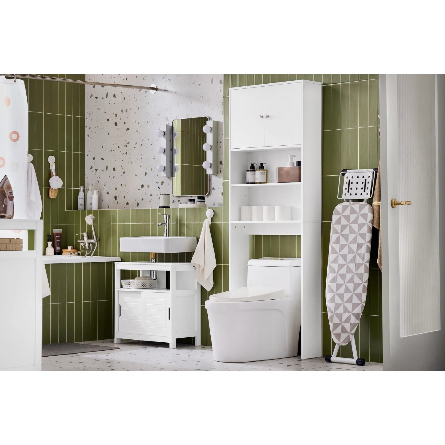 Weißes SoBuy Toilettenregal BZR165-W mit Schrank über WC im Badezimmer.