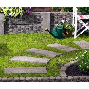 Gartenschwelle Antik in Holzoptik (60 cm) als Trittplatten im grünen Garten.