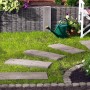 Gartenschwelle Antik in Holzoptik (60 cm) als Trittplatten im grünen Garten.