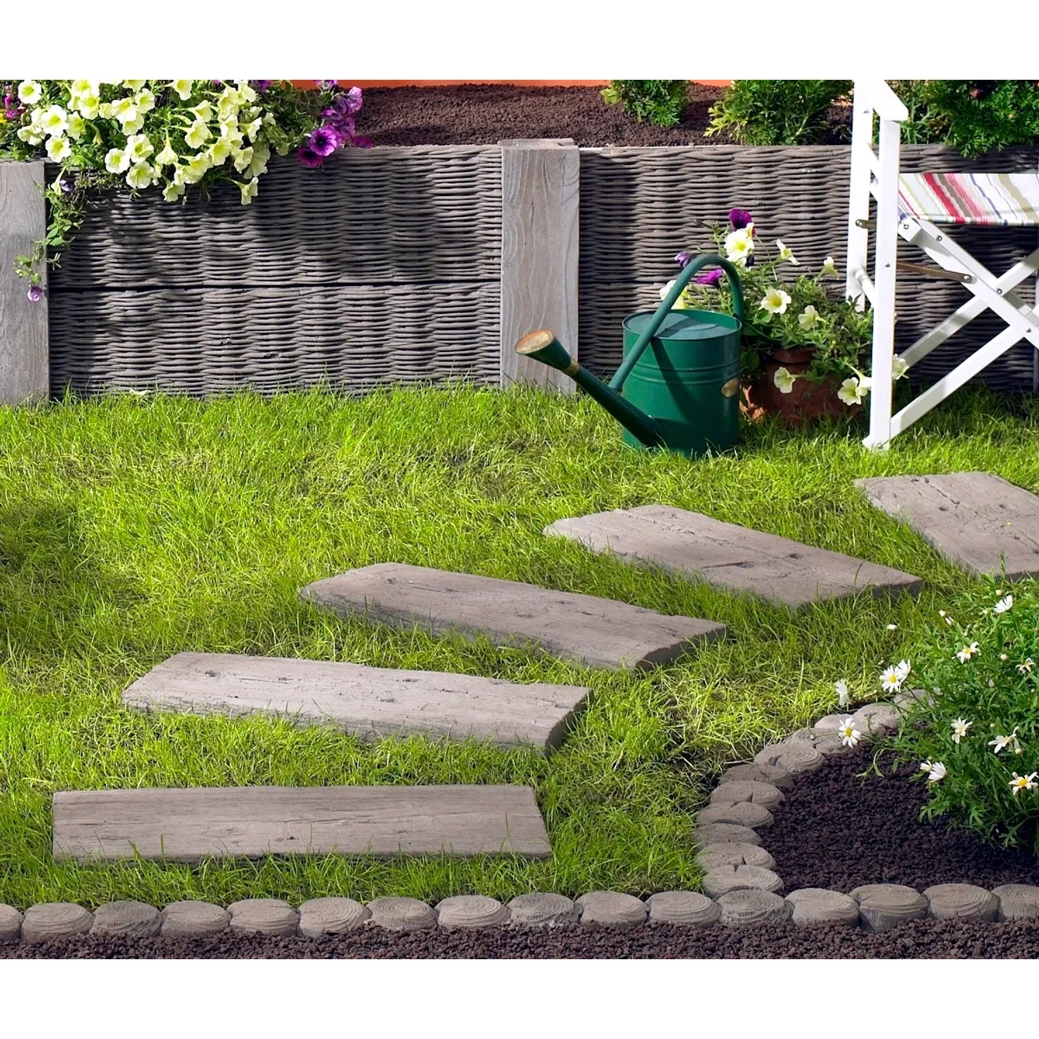 Gartenschwelle Antik in Holzoptik (60 cm) als Trittplatten im grünen Garten.