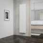 Weißer Schulte Design-Heizkörper New York (180,6x45,6 cm) an Wand im Badezimmer.