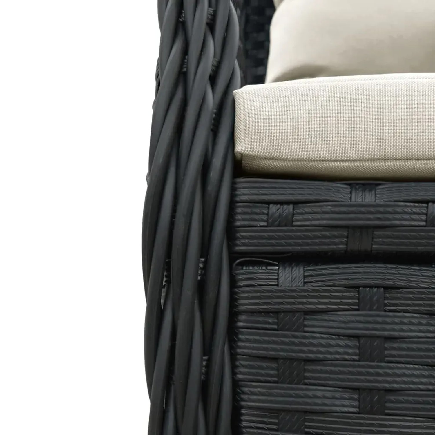 Detailaufnahme: Schwarze Poly Rattan Gartenmöbel Essgruppe mit cremefarbenen Kissen.