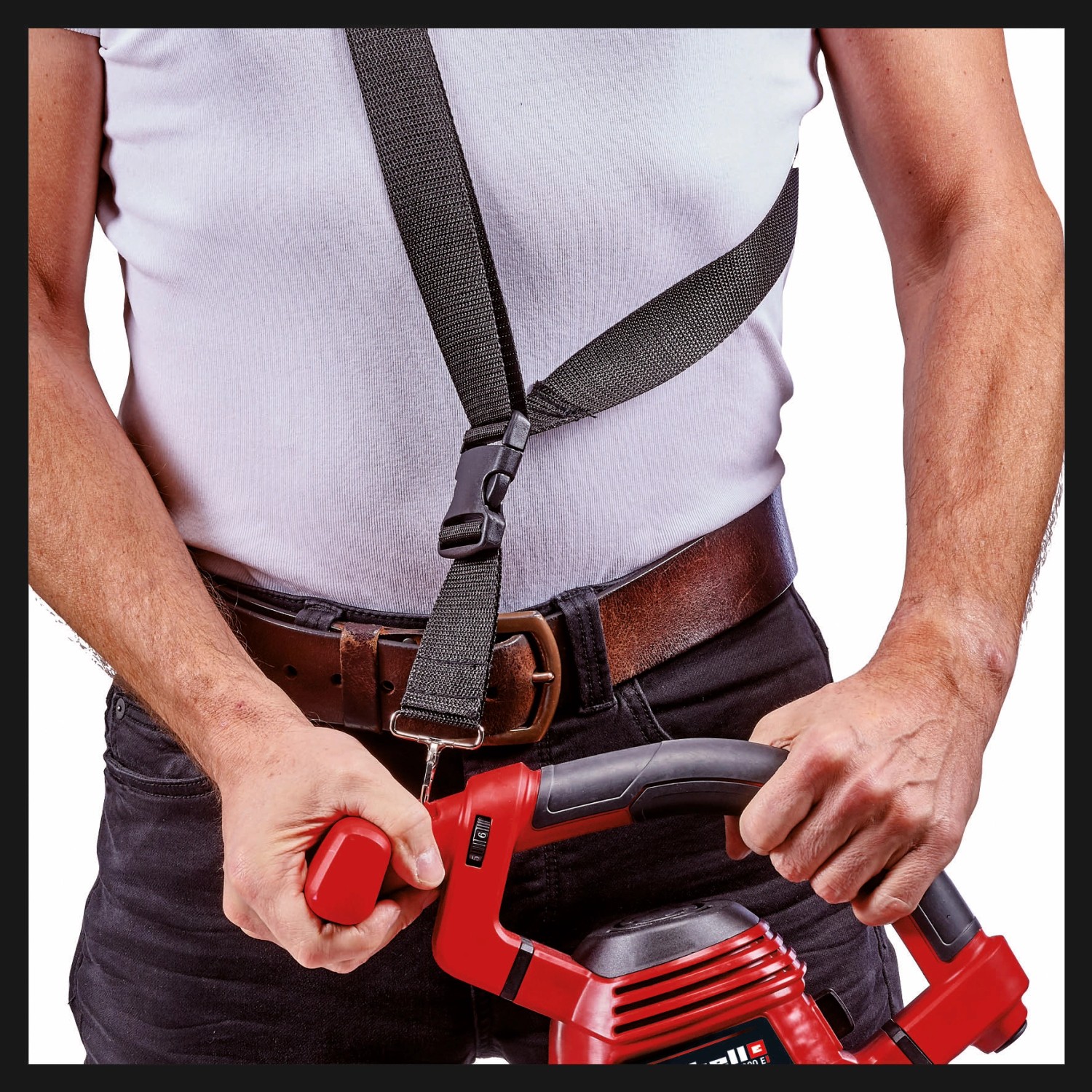 Einhell Elektro-Laubsauger GC-EL 3000 E mit Tragegurt in Nutzung.