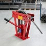 Rote hydraulische Rohrbiegemaschine 8T biegt ein Metallrohr. Robustes Rohrbiegegerät für präzise Rohrbearbeitung.