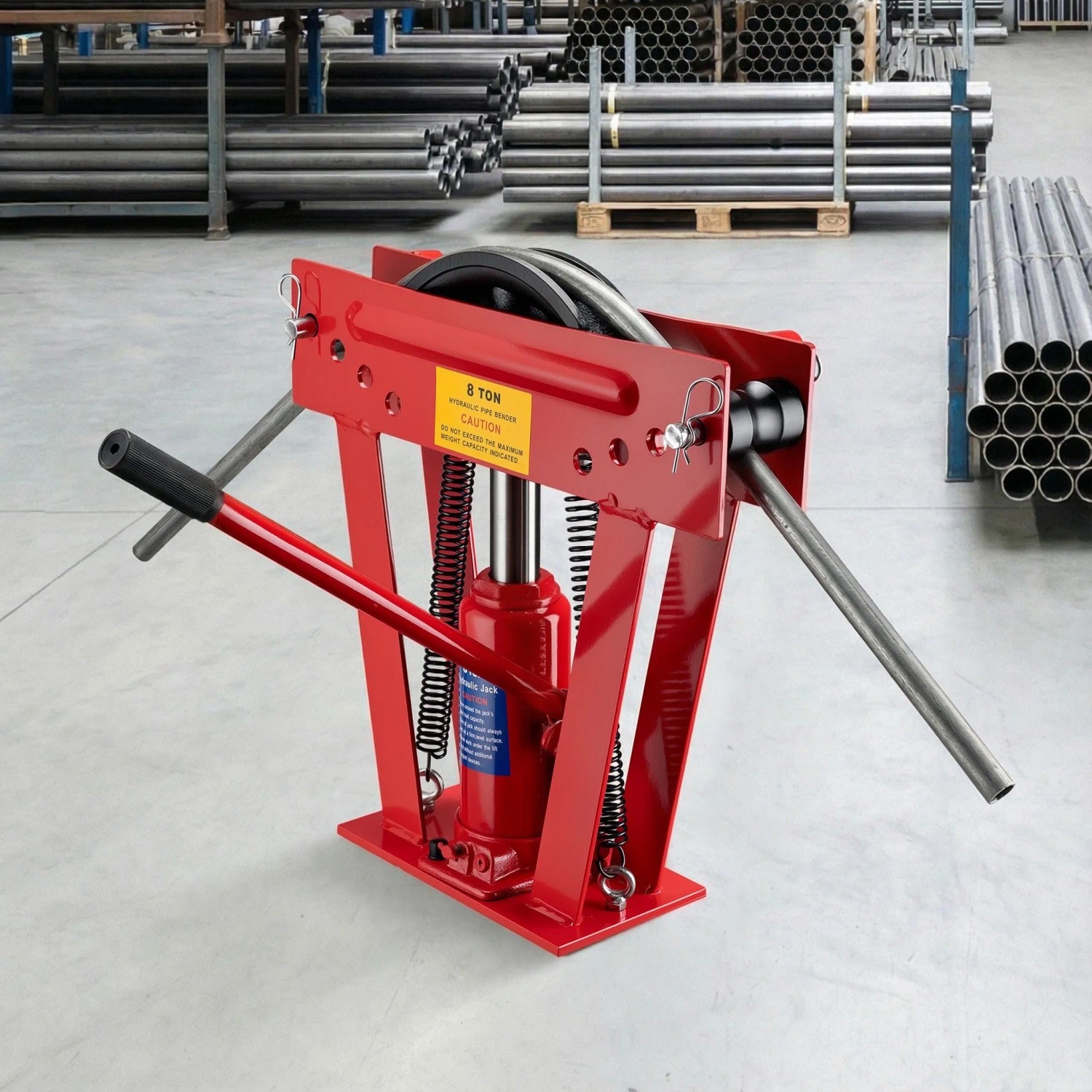 Rote hydraulische Rohrbiegemaschine 8T biegt ein Metallrohr. Robustes Rohrbiegegerät für präzise Rohrbearbeitung.