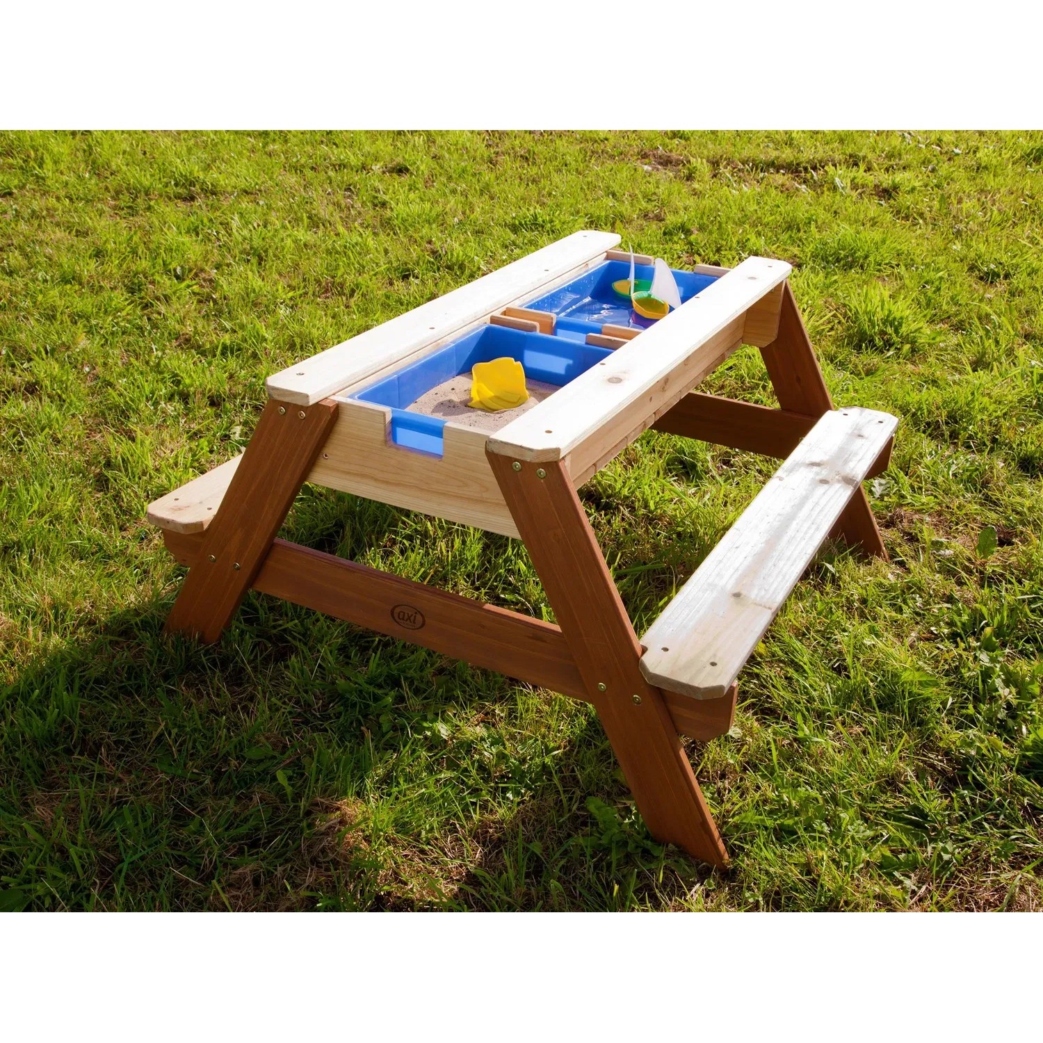 Axi Sand- und Wasser-Picknicktisch Nick, braunes Holz mit blauen Wannen und Sonnenschirm.