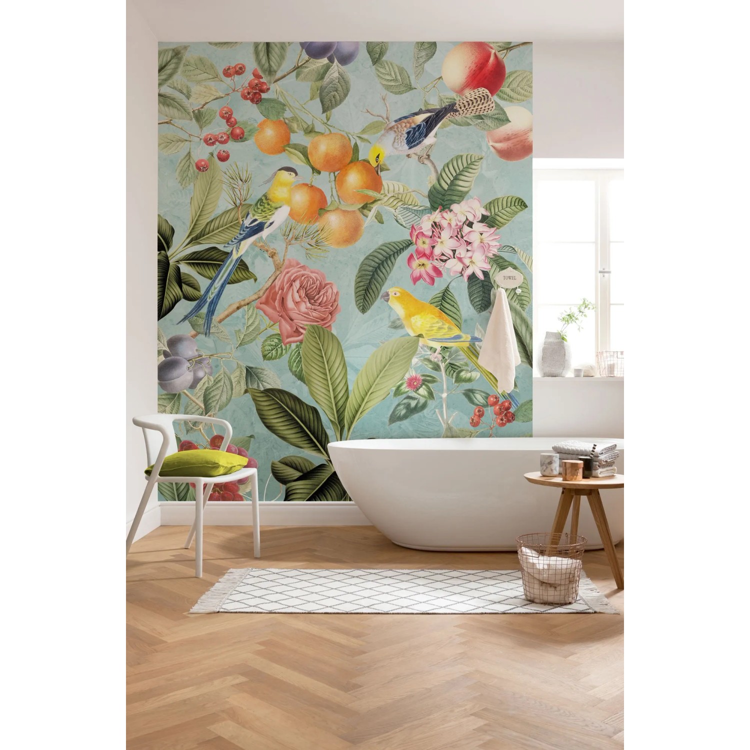 Komar Vliesfototapete Birds and Berries mit Vogel- und Beerenmuster im Badezimmer.