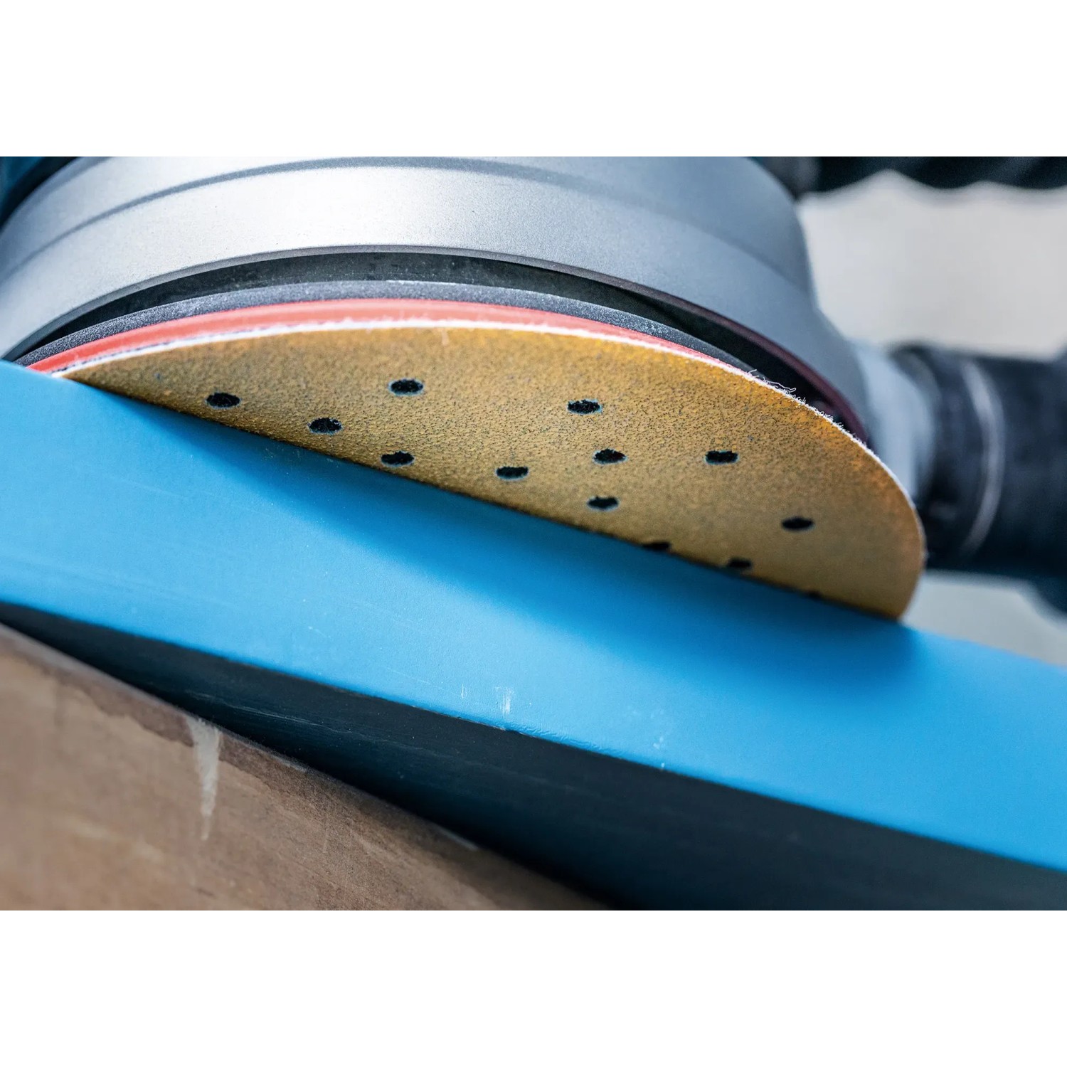 Bosch Expert Schleifblatt C470 K40, Ø 150mm im Einsatz auf blau lackiertem Holz.