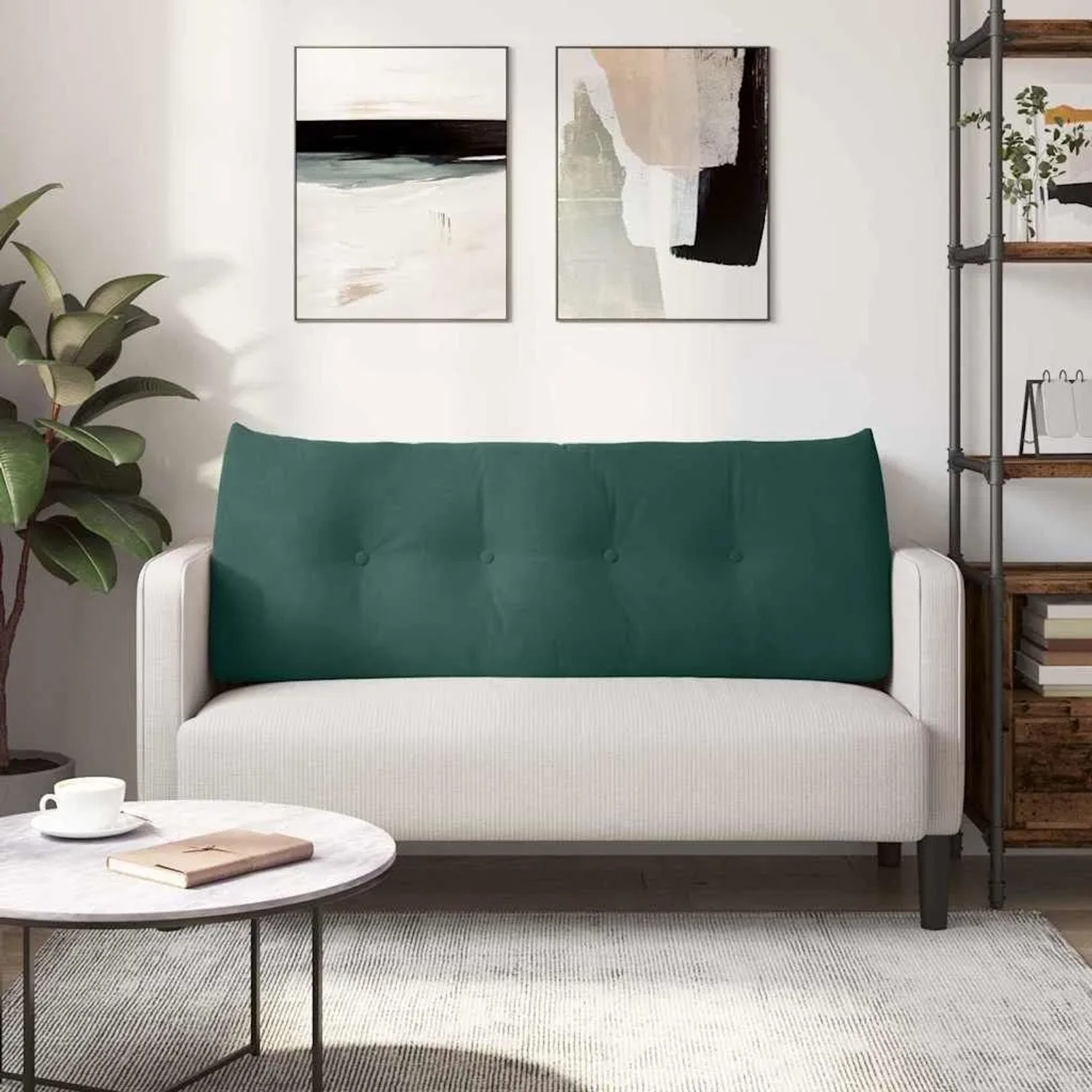 Dunkelgrünes Samt-Rückenkissen mit Knopfheftung auf hellem Sofa im Wohnzimmer. Ideal für Komfort & Stil.